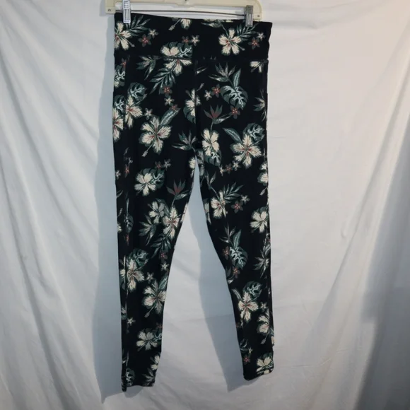 Vuori Stride Leggings in Ink Maui Floral print Green - Picture 9 of 12